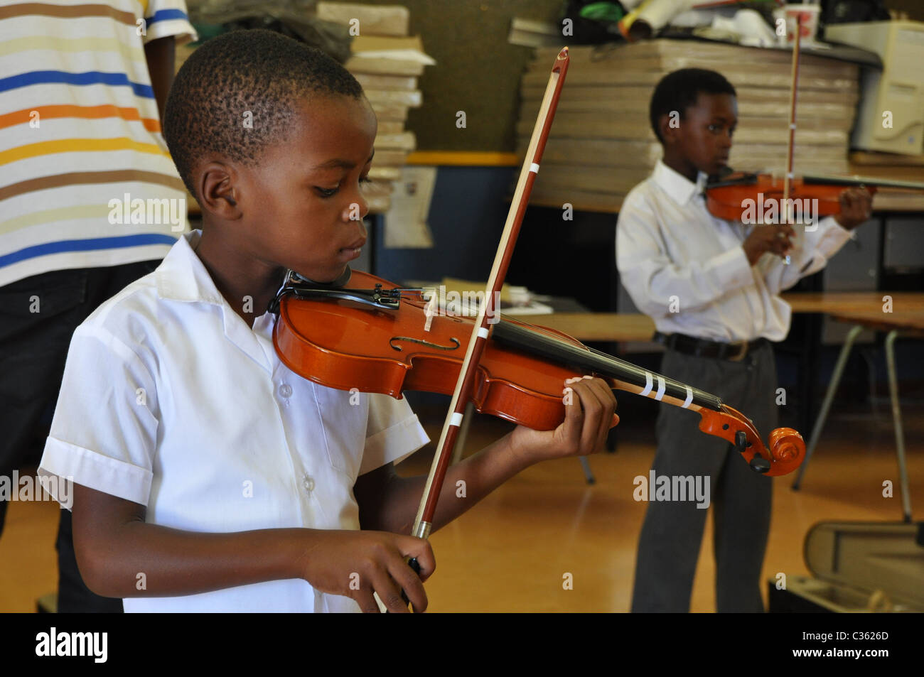 Kinder, die in einem schwarzen Township Geigenspiel unterrichtet werden Schule in Langa - Township von Kapstadt, Violine-Training Stockfoto