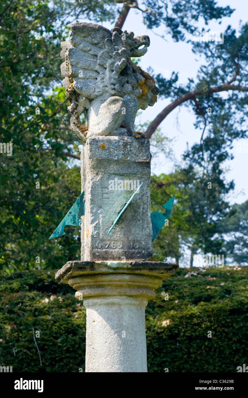 200 Hektar Exbury Gardens, Lionel Nathan de Rothschild Rhododendren & Azaleen zu reservieren, ab 1919, Sonnenuhr mit Greifenstatue Stockfoto