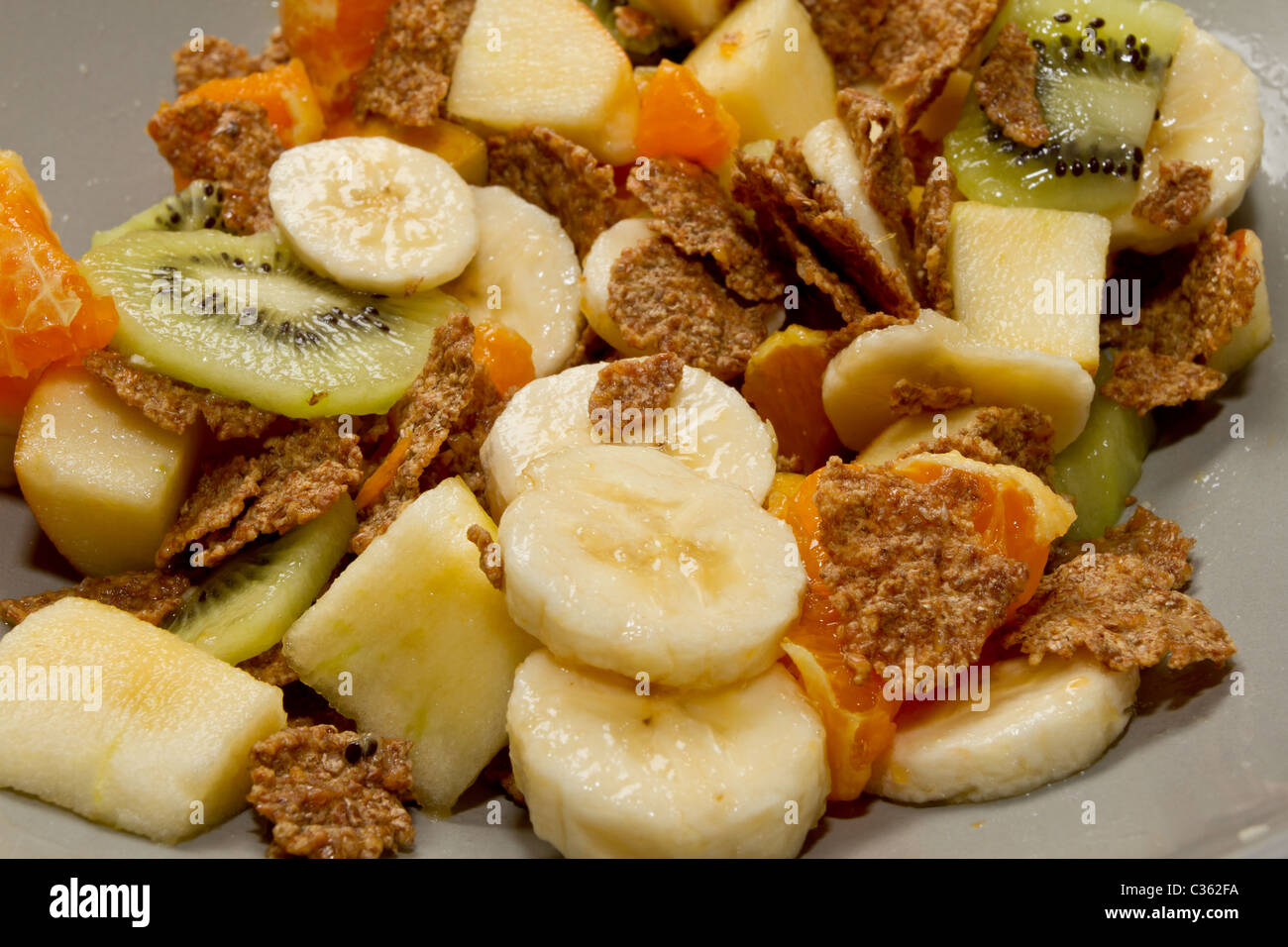 Lebendige Frische Obst Salat und Kleie Flocken. Stockfoto