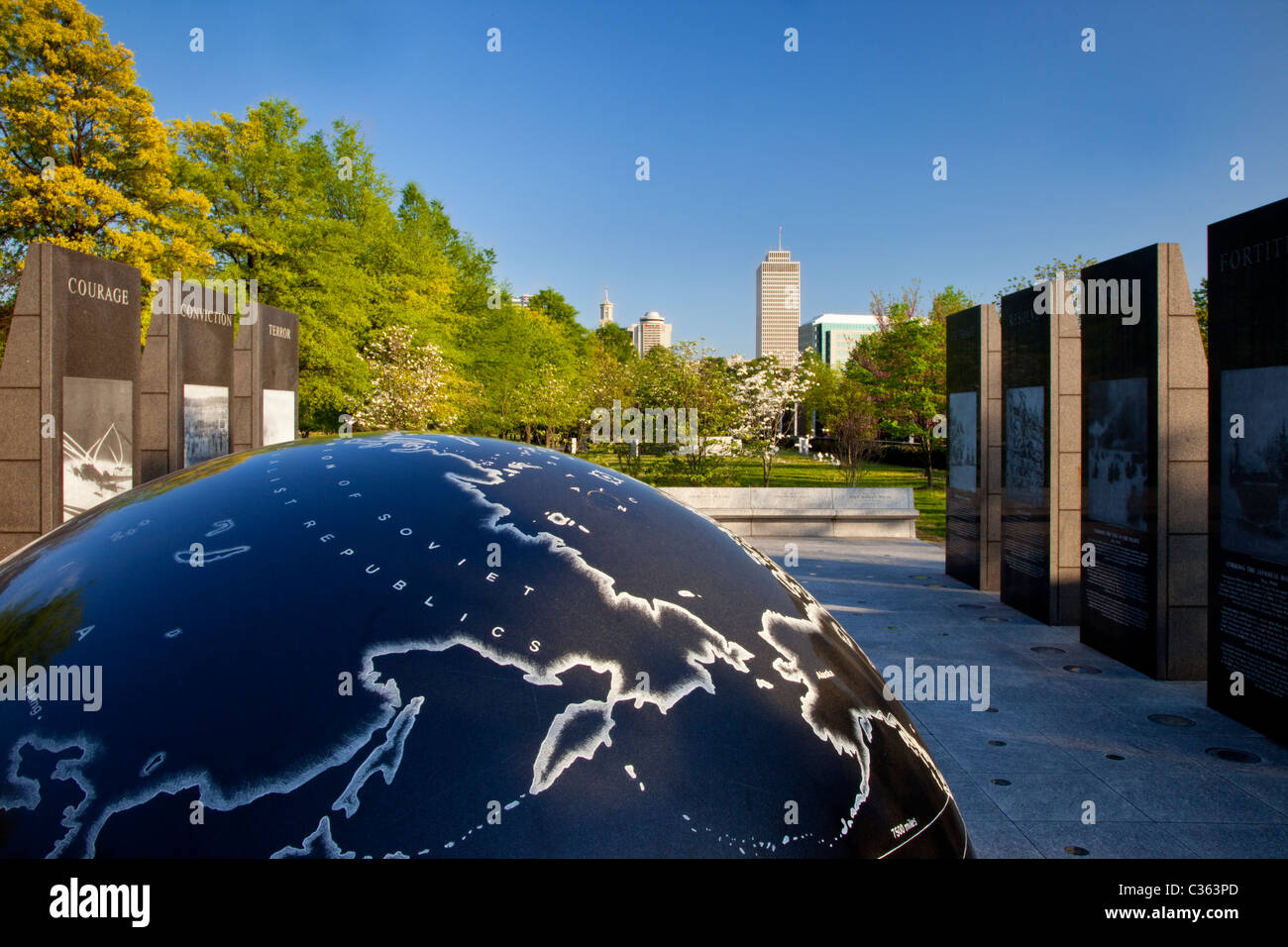 18.000 Pfund schwimmende Granit Globus am World War II Memorial im Bicentennial Park, Nashville Tennessee USA Stockfoto
