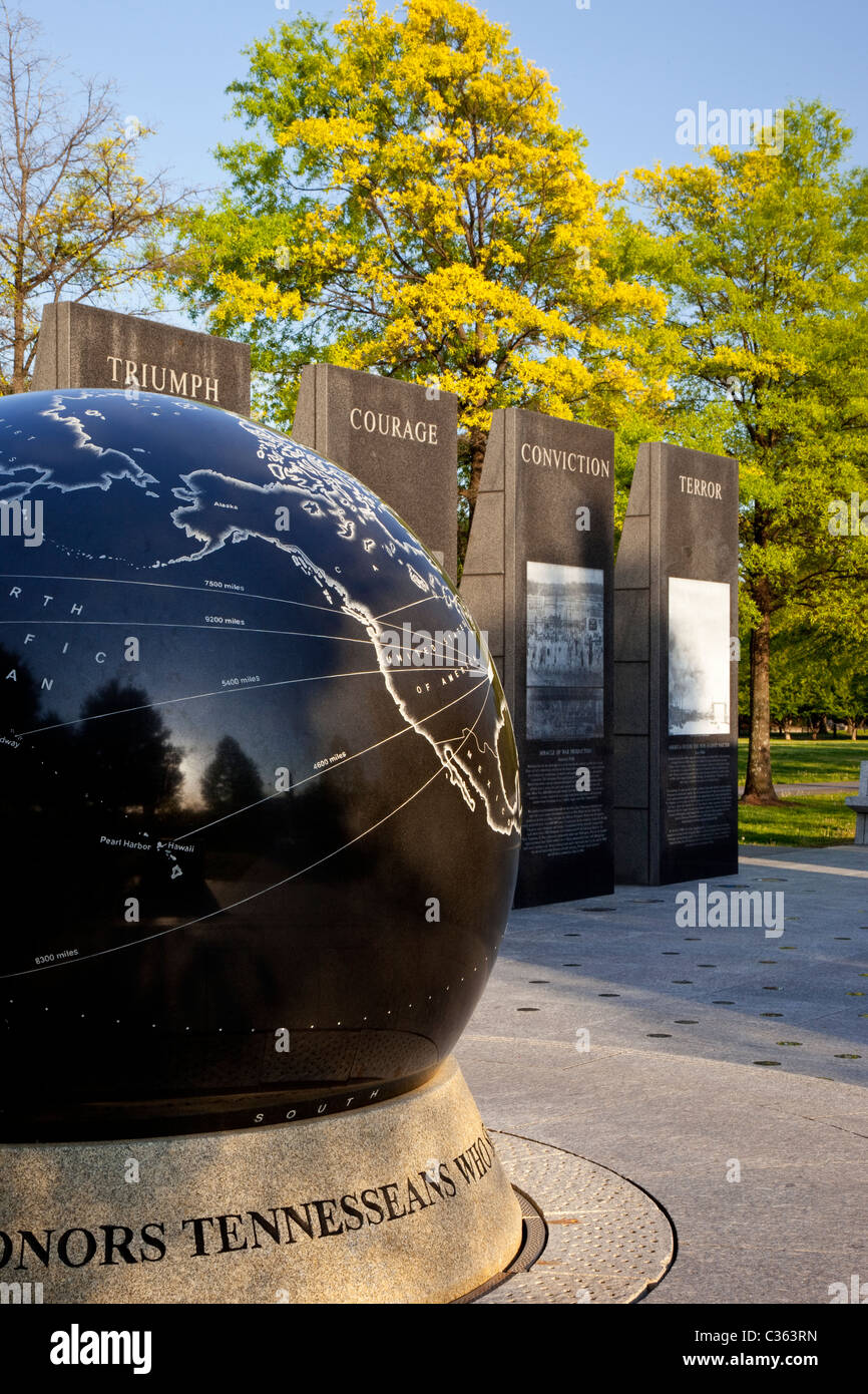 18.000 Pfund schwimmende Granit Globus am World War II Memorial im  Bicentennial Park, Nashville Tennessee USA Stockfotografie - Alamy