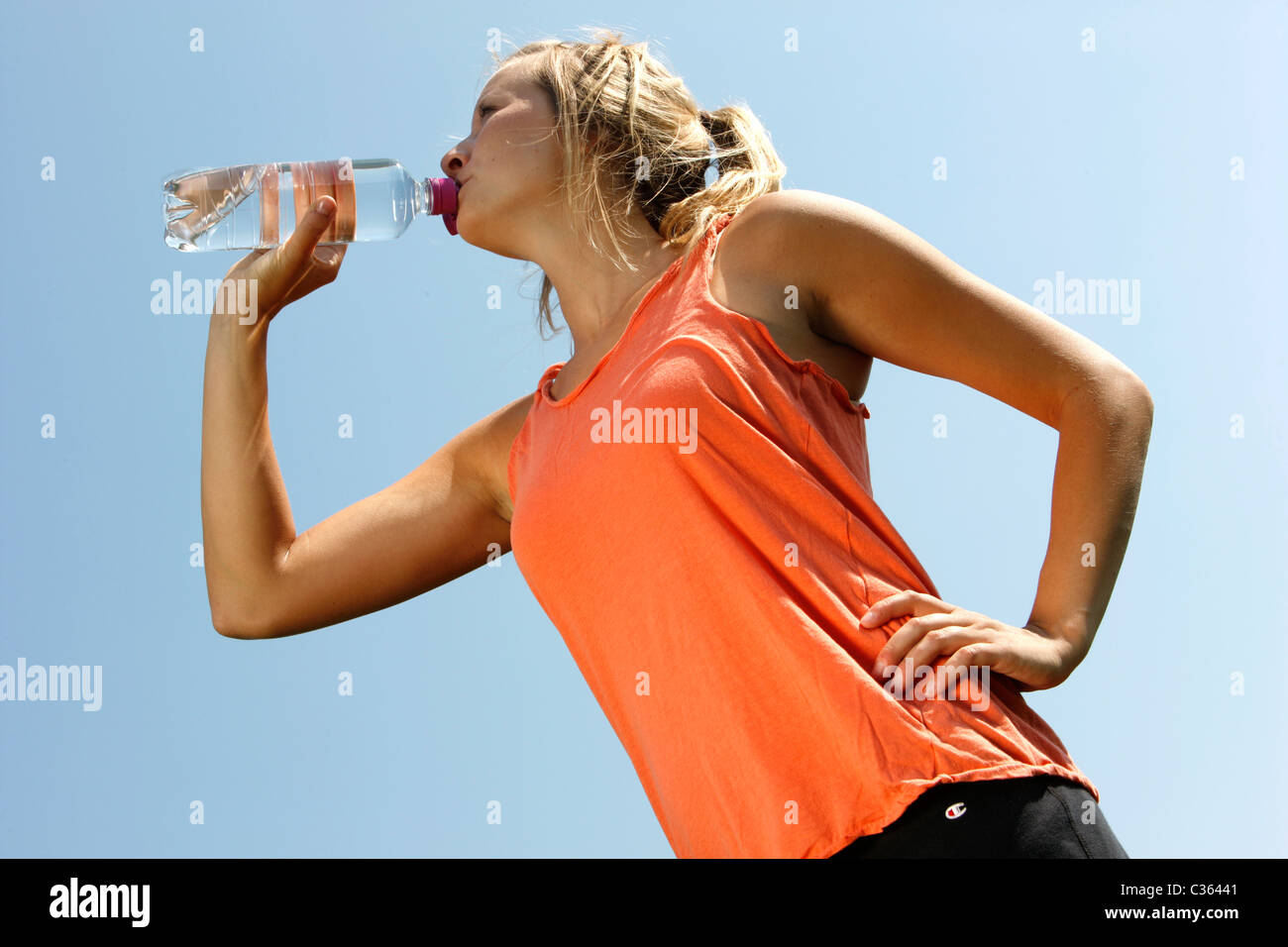 Junge weibliche Hobby-Läufer, trinkt Wasser nach dem Joggen Übung. Stockfoto