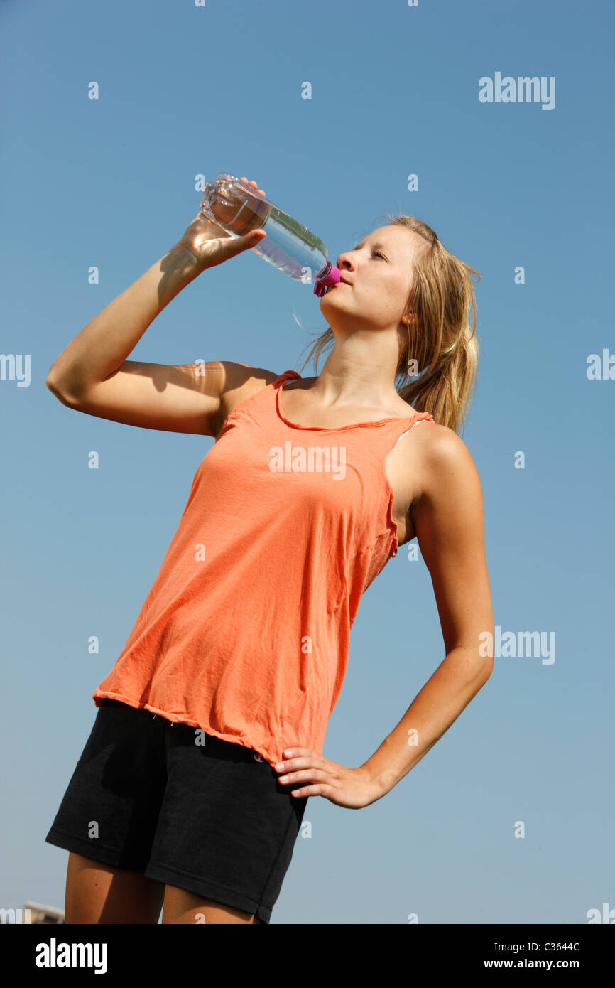 Junge weibliche Hobby-Läufer, trinkt Wasser nach dem Joggen Übung. Stockfoto