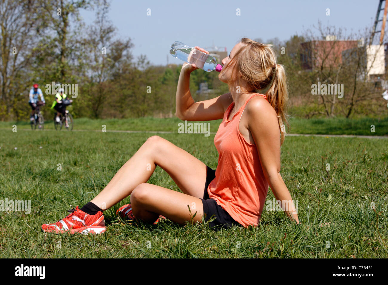 Junge weibliche Hobby-Läufer, trinkt Wasser nach dem Joggen Übung. Stockfoto