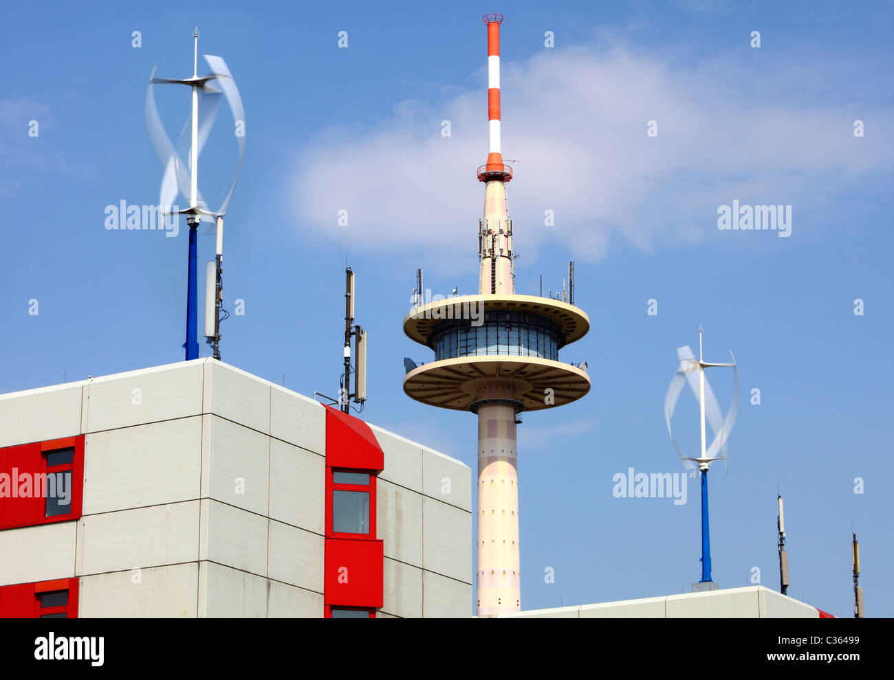 Vertikale Windturbine macht. Neue Version von einer Windkraftanlage mit vertikaler Flügel. Testen Sie die Anlage auf einem Dach in Essen, Deutschland. Stockfoto