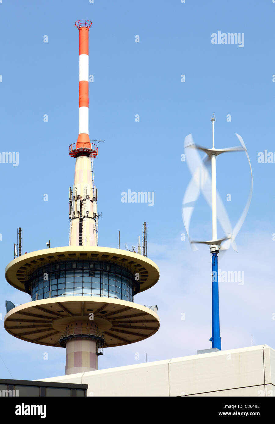 Vertikale Windturbine macht. Neue Version von einer Windkraftanlage mit vertikaler Flügel. Testen Sie die Anlage auf einem Dach in Essen, Deutschland. Stockfoto