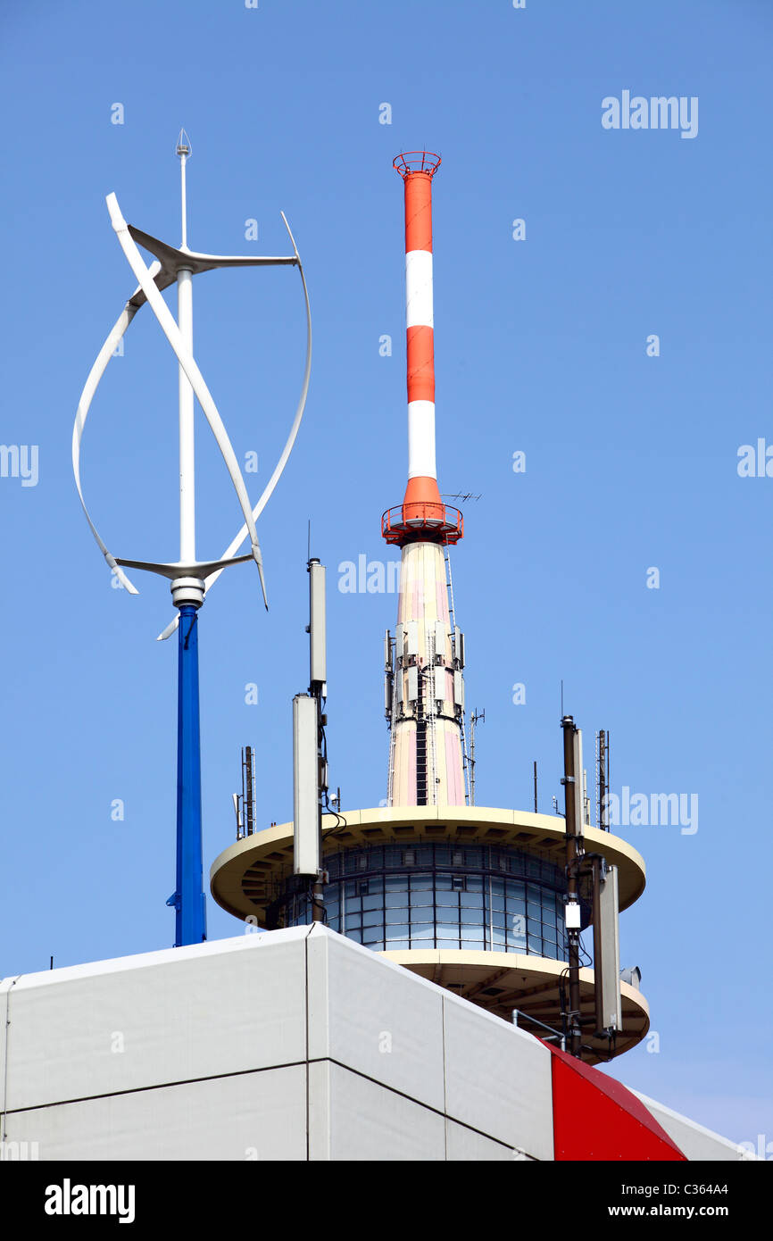 Vertikale Windturbine macht. Neue Version von einer Windkraftanlage mit vertikaler Flügel. Testen Sie die Anlage auf einem Dach in Essen, Deutschland. Stockfoto