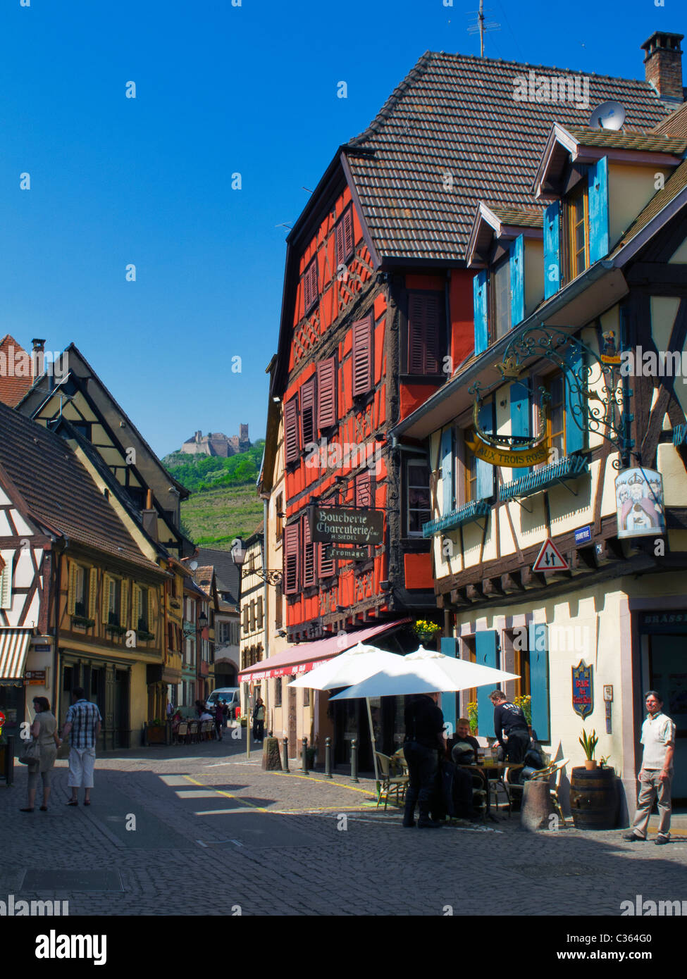 Die kleine historische Stadt von Ribeauvillé, einer Gemeinde im Departement Haut-Rhin im Elsass im Nord-Osten Frankreichs. Stockfoto