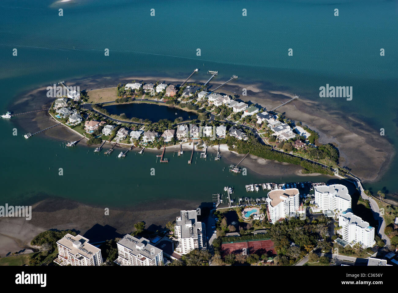 Luftaufnahme über Waterfront Wohnhäuser mit Pfeilern Tampa Bay, Florida Stockfoto