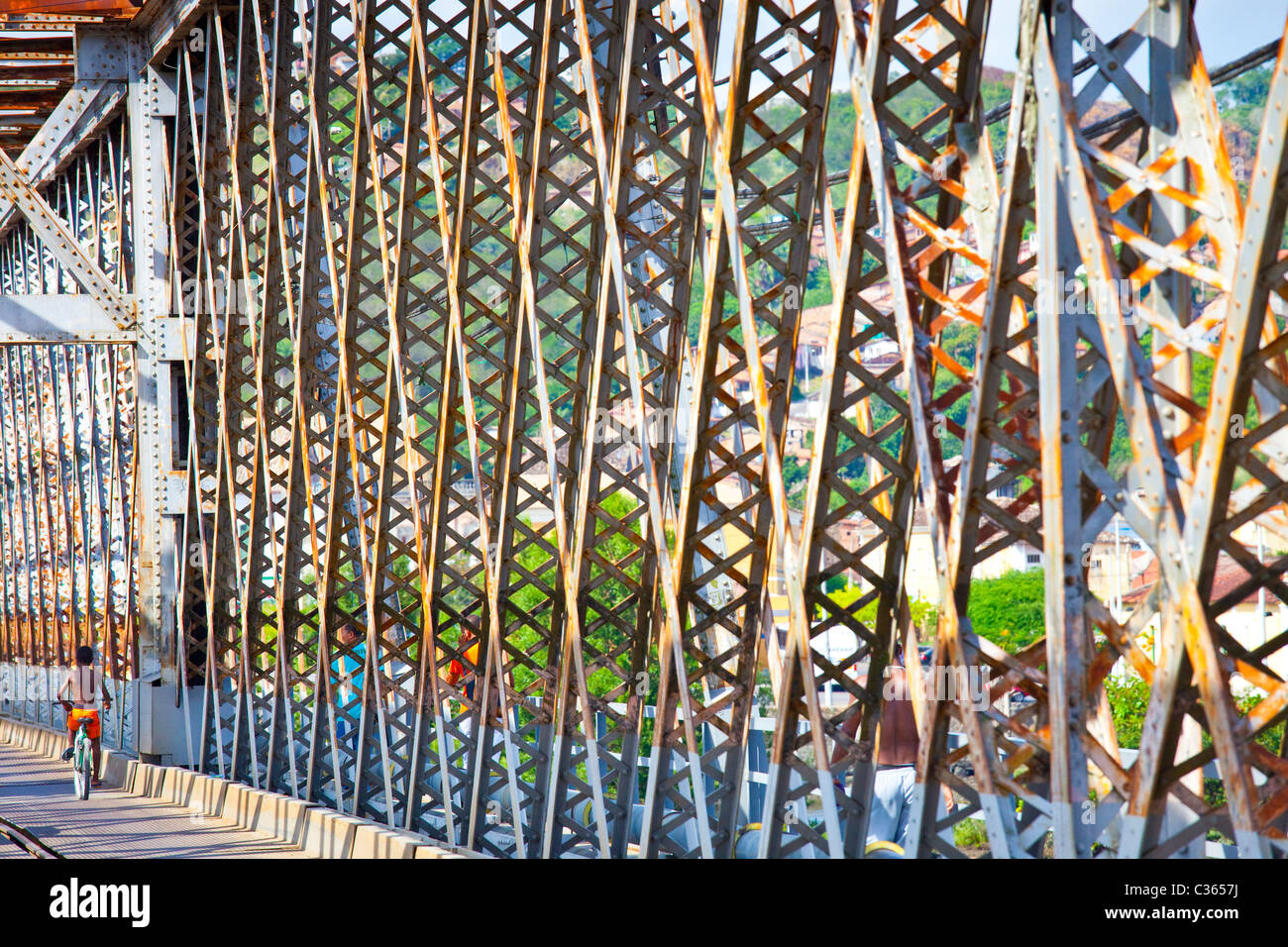 Eisenbahnbrücke zwischen Sao Felix und Cachoeira, in der Nähe von Salvador da Bahia, Brasilien Stockfoto