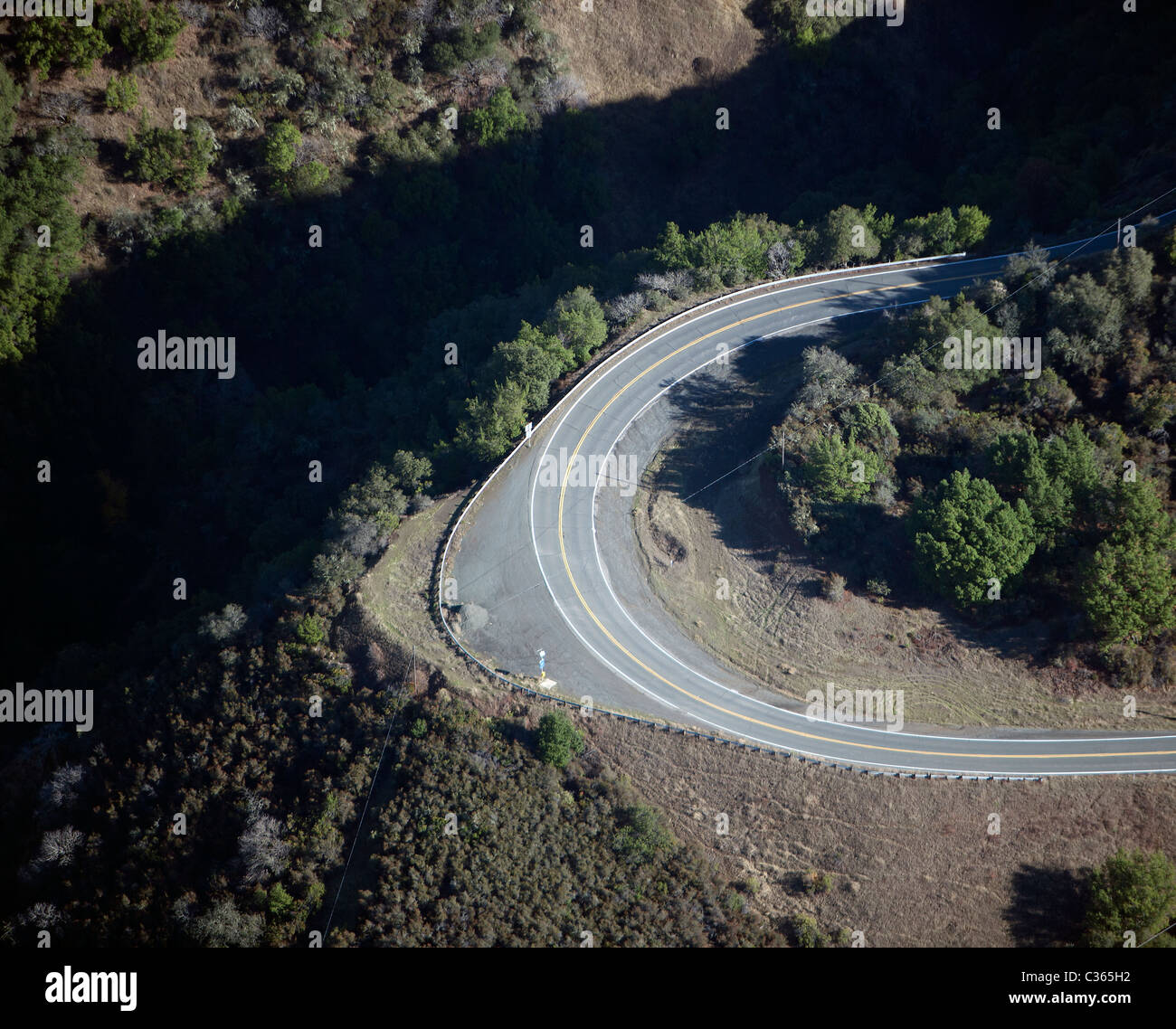 Luftaufnahme über steile drehen Hopland Grade Strecke 175 Mendocino county, California Stockfoto