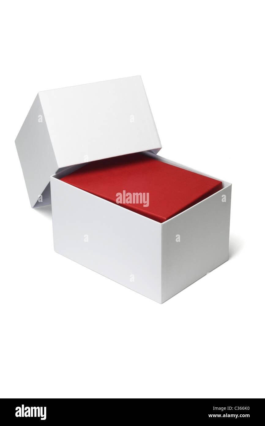 Offenen weißen Kasten mit roten Geschenkbox innen auf isolierte Hintergrund Stockfoto