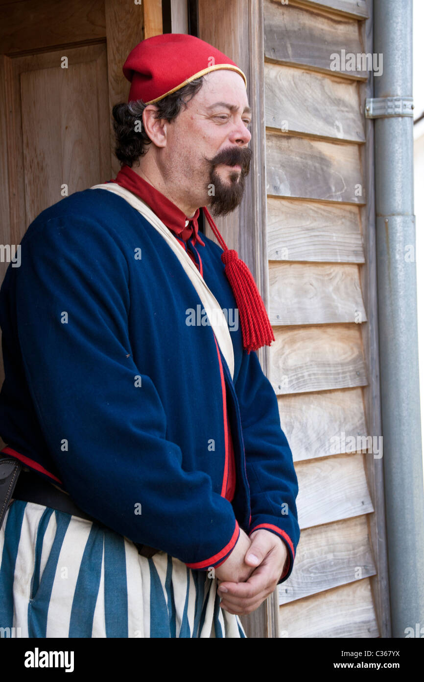 Soldat Reenactor in der bunten Uniform des New York Zuaven in der Henry House Tür, Manassas National Battlefield. Stockfoto