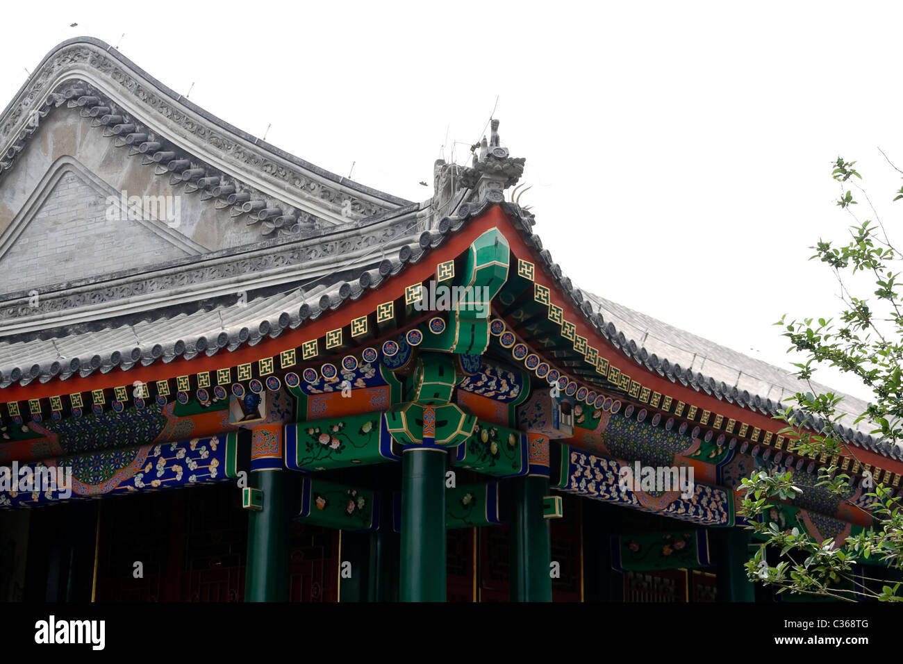 Chinesisches Design auf Dachdetails des Palastes Stockfoto
