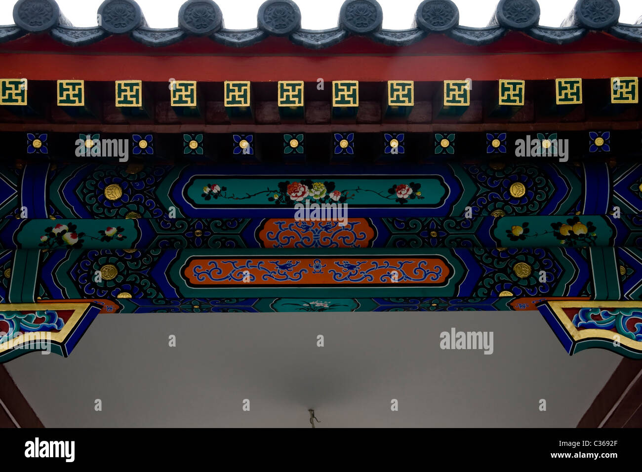 Chinesisches Design auf Dachdetails des Palastes Stockfoto