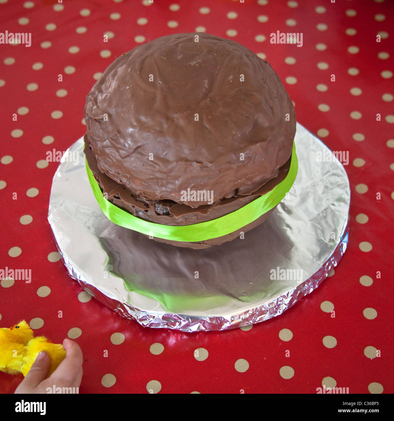 Schokolade Ostereierkuchen, hausgemachte runde Kugel geformten Kuchen. Stockfoto