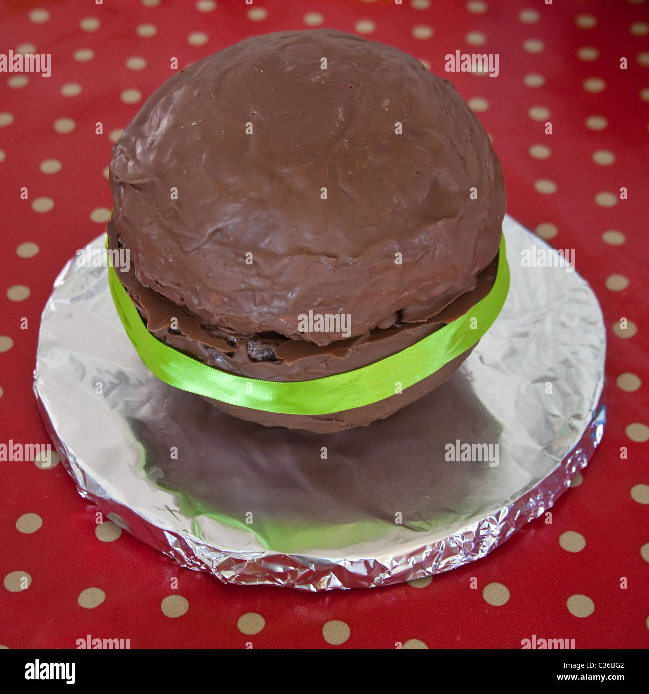 Schokolade Ostereierkuchen, hausgemachte runde Kugel geformten Kuchen. Stockfoto