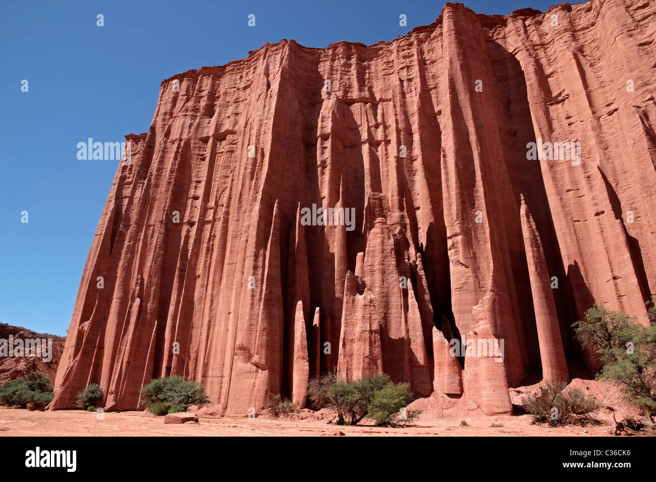 Steilen Sandsteinfelsen im Talampaya National Park, La Rioja, Argentinien Stockfoto