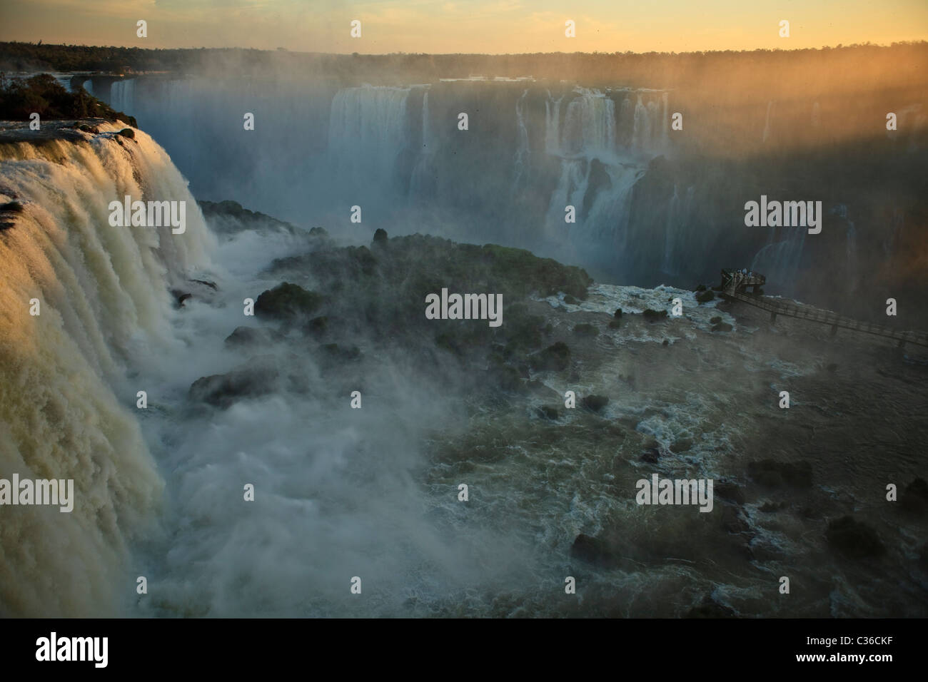 Goldener Sonnenuntergang Iguazu-Wasserfälle Stockfoto