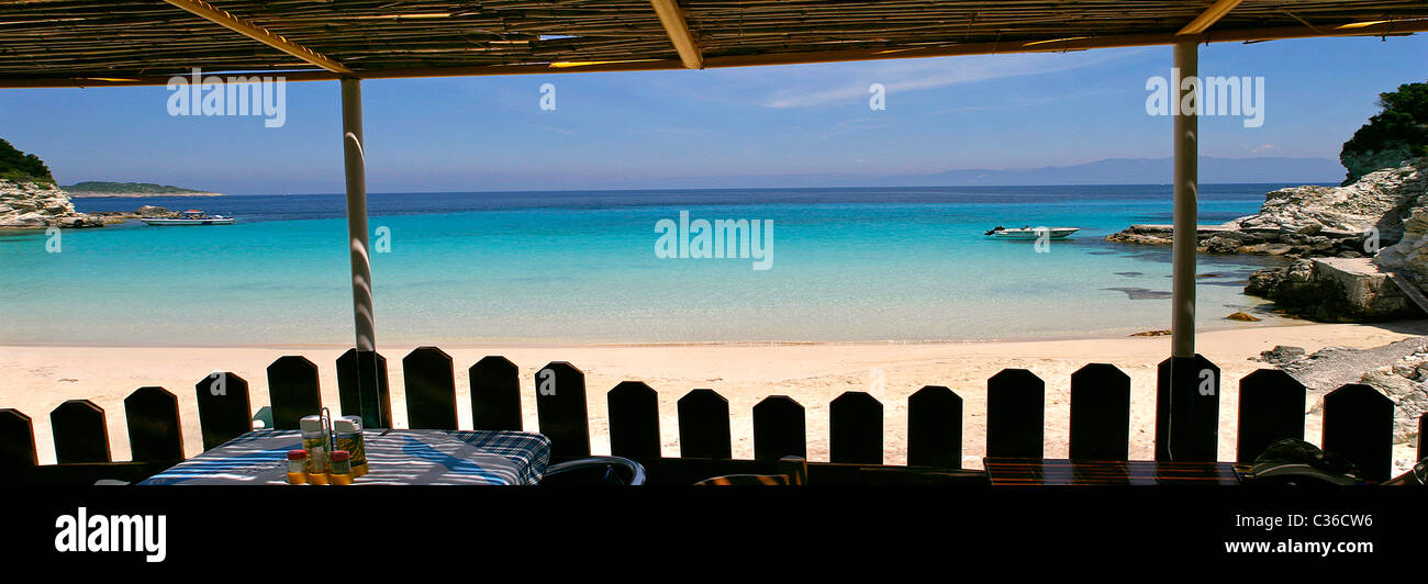 Mittagstisch mit einem tollen Blick auf Vrika Taverne anti-Paxos. Stockfoto