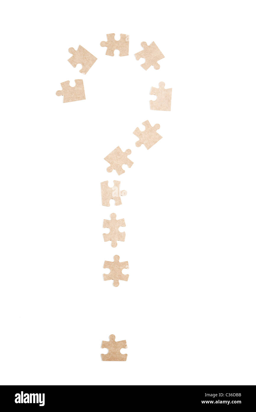 Fragezeichen gemacht der Puzzleteile auf weißem Hintergrund Stockfoto