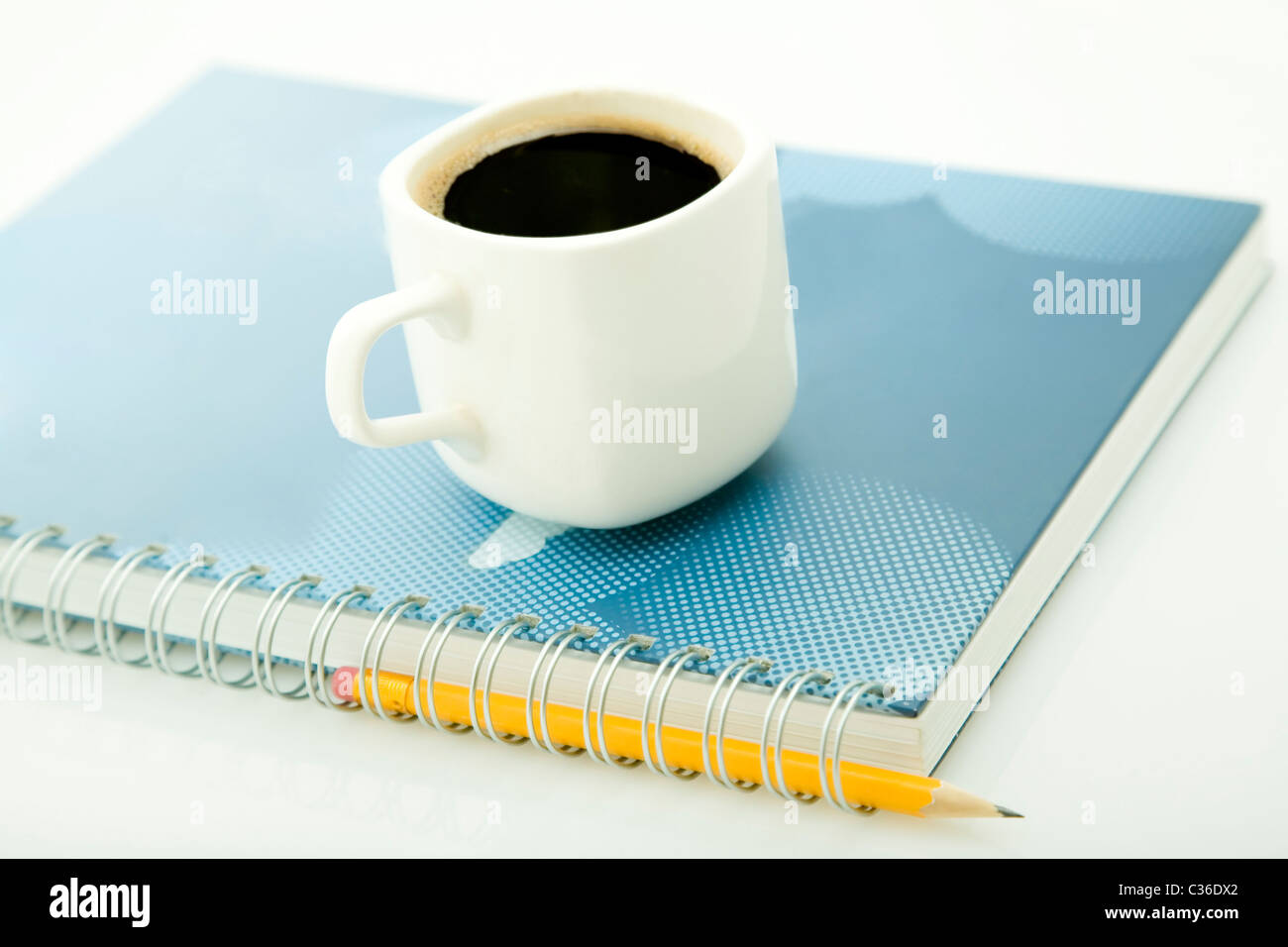 Kaffeetasse, gelbe Bleistift und Spiral-Notizbuch Stockfoto