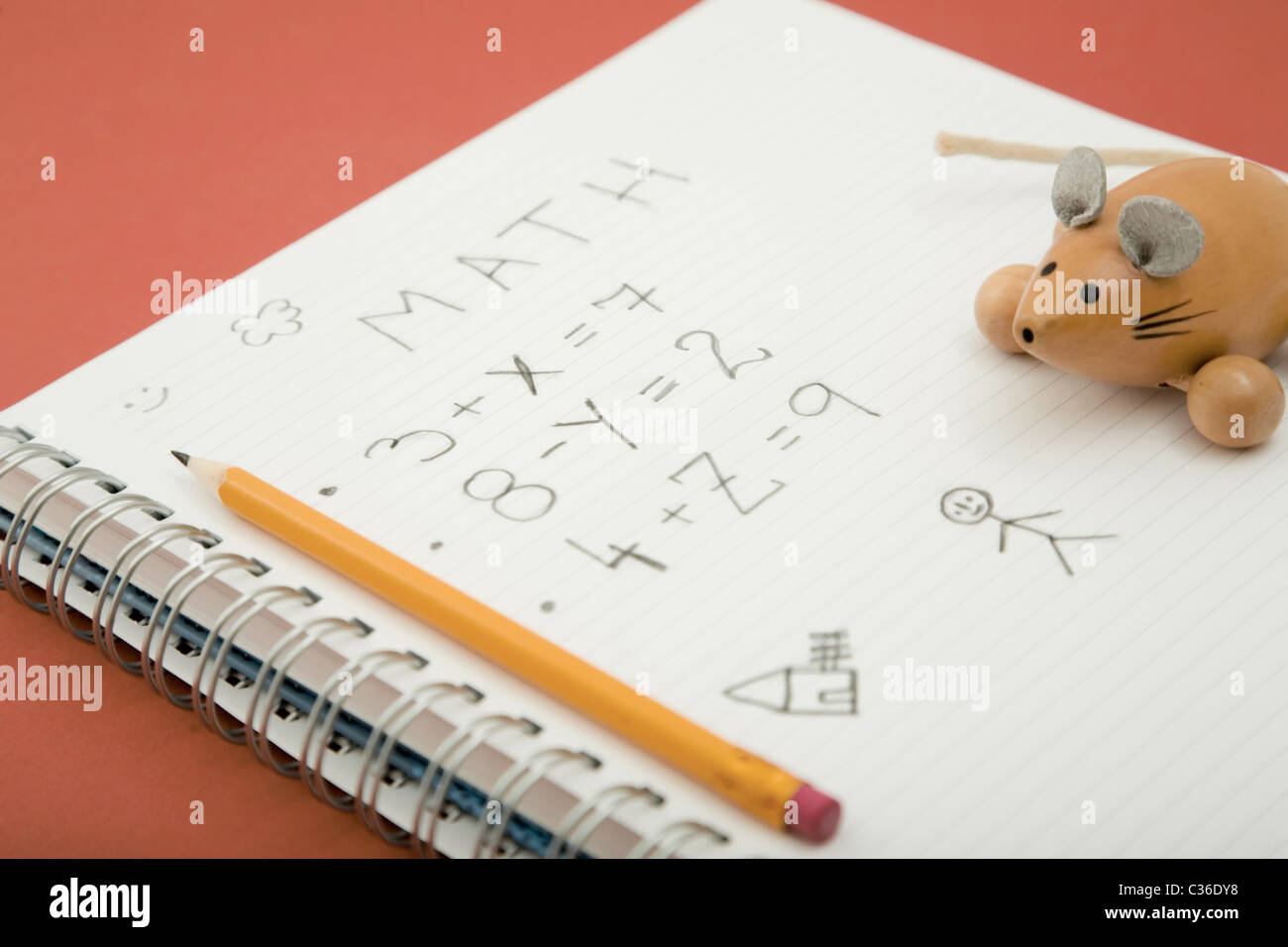 Mathe-Hausaufgaben mit Bleistift und Holzspielzeug Stockfoto