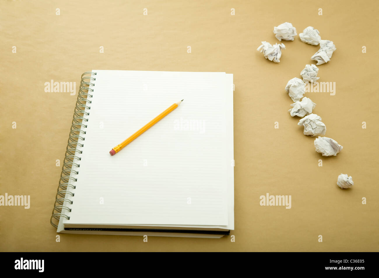 ein Bleistift auf Notebook und ein Fragezeichen Stockfoto