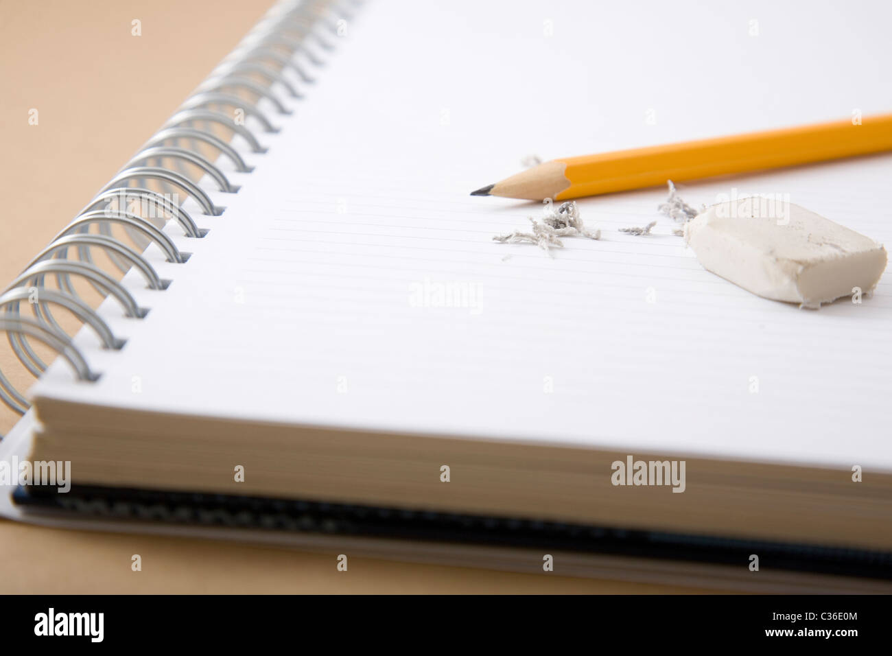 Bleistift, Radiergummi und Radiergummi Reste auf notebook Stockfoto