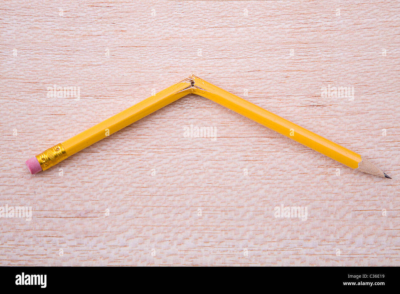 gebrochene Bleistift auf Holzbrett Stockfoto