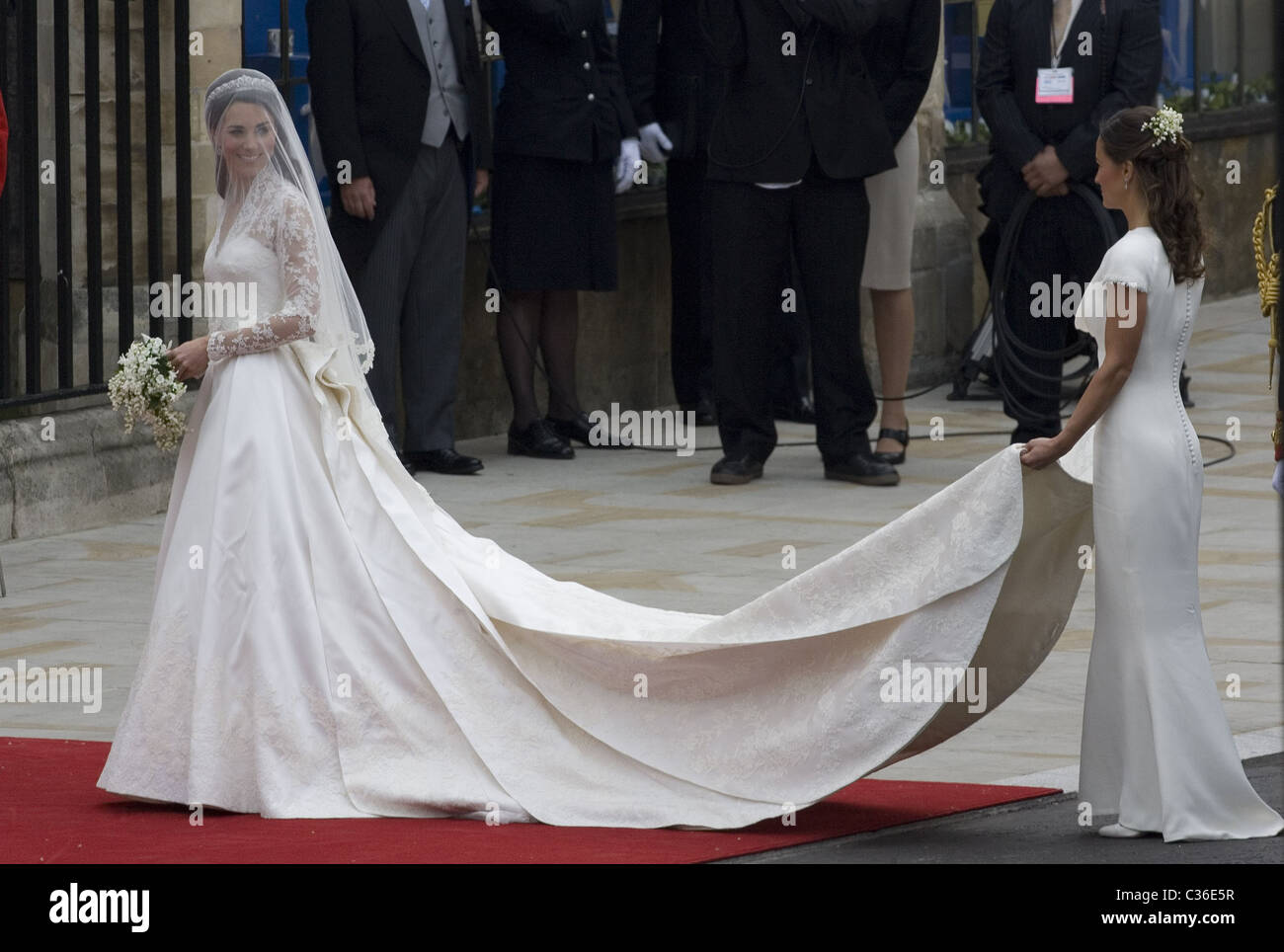 Die Hochzeit von Prinz William und Catherine Middleton. 29. April 2011. Kate Middleton kommt in der Abtei mit ihrer Schwester Stockfoto