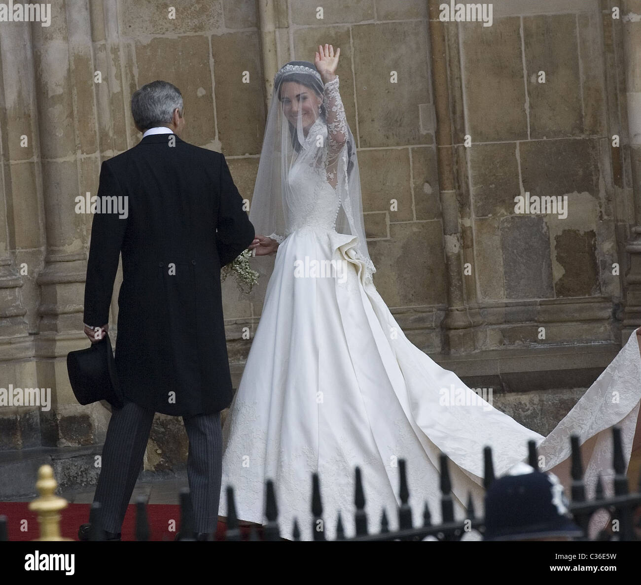 Die Hochzeit von Prinz William und Catherine Middleton. 29. April 2011. Kate Middleton kommt in der Abtei mit ihrer Schwester Stockfoto