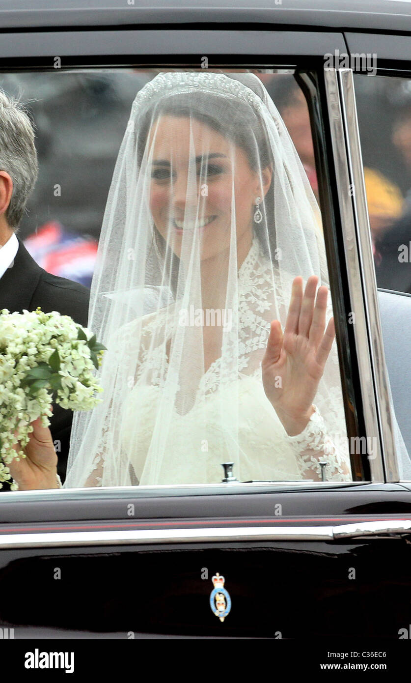 Die Hochzeit von Prinz William und Catherine Middleton. 29. April 2011.  Catherine Middleton Wellen als She-Reisen in ein Brötchen Stockfoto