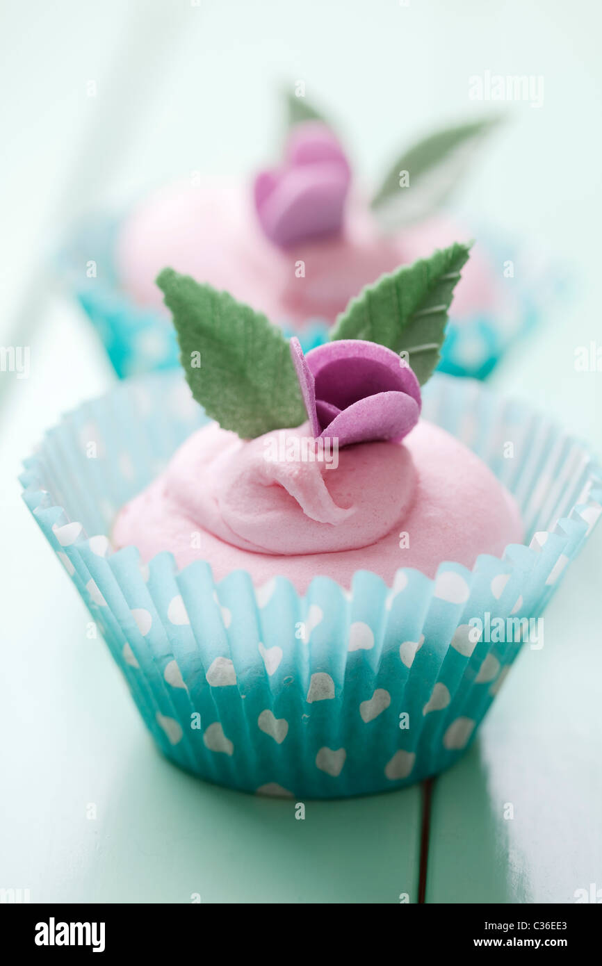 Nahaufnahme der schönen Sommer-Cupcake mit Erdbeer aromatisierter Sahne Stockfoto