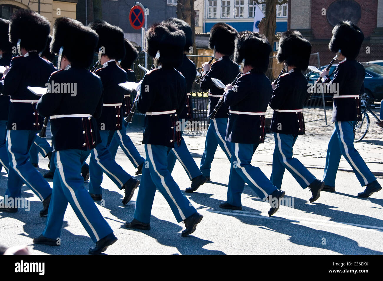 Dänische Militärmusik marschiert auf Straßen von Kopenhagen Dänemark Skandinavien Stockfoto