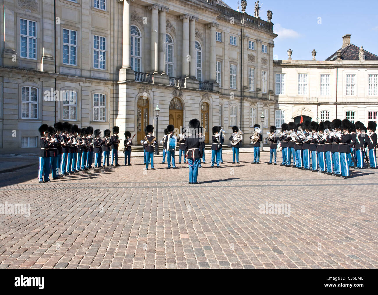 Dänische königliche Leben Wachen Band spielt in Amalienborg Square Kopenhagen Dänemark Skandinavien Stockfoto