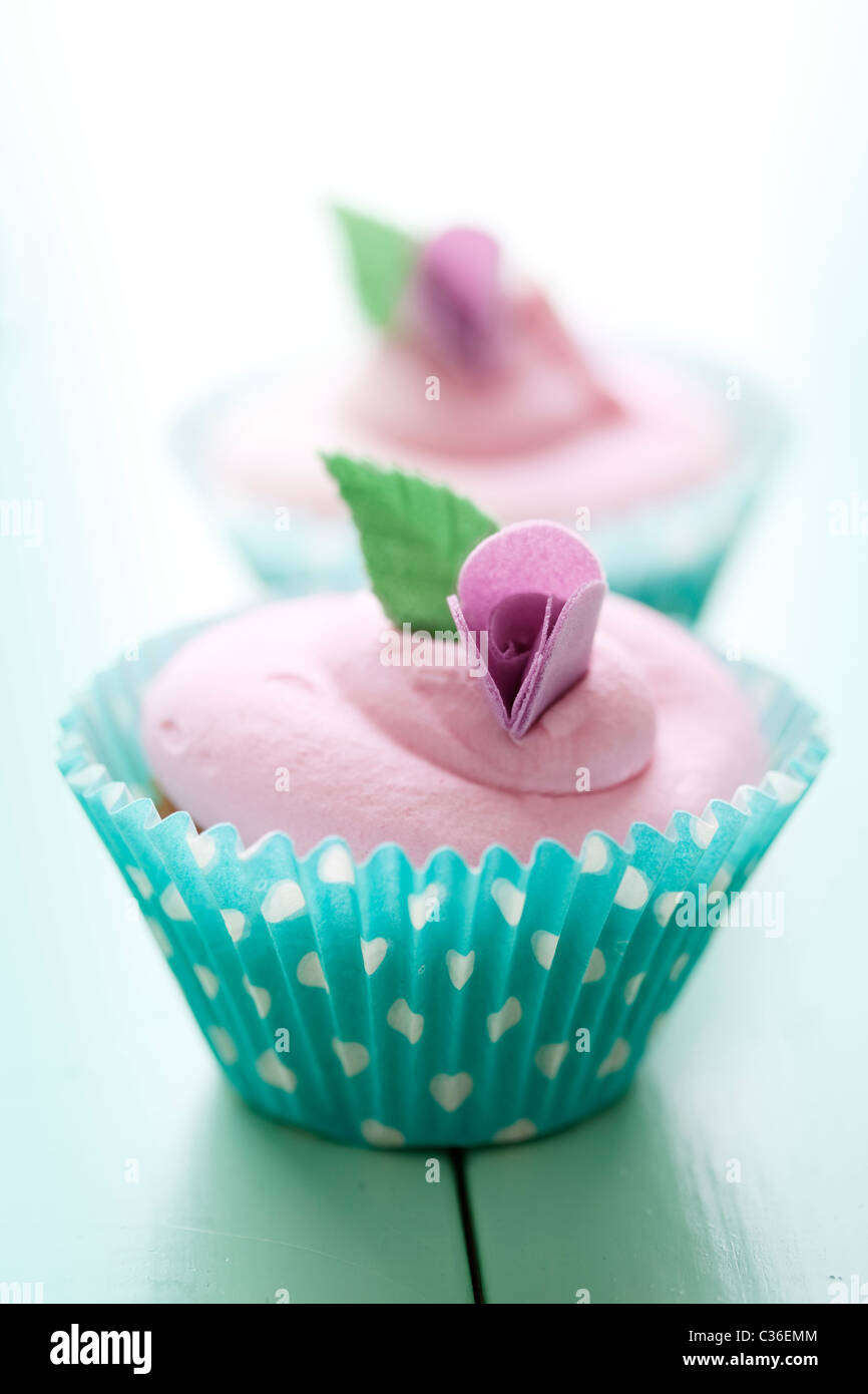 Nahaufnahme der schönen Sommer-Cupcake mit Erdbeer aromatisierter Sahne Stockfoto
