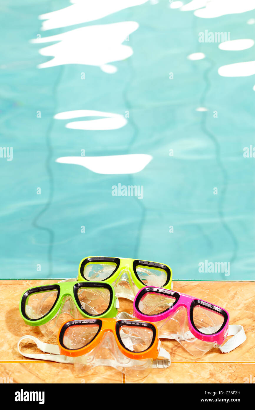 Vier Paare der Brille liegen im Schwimmbad Stockfoto