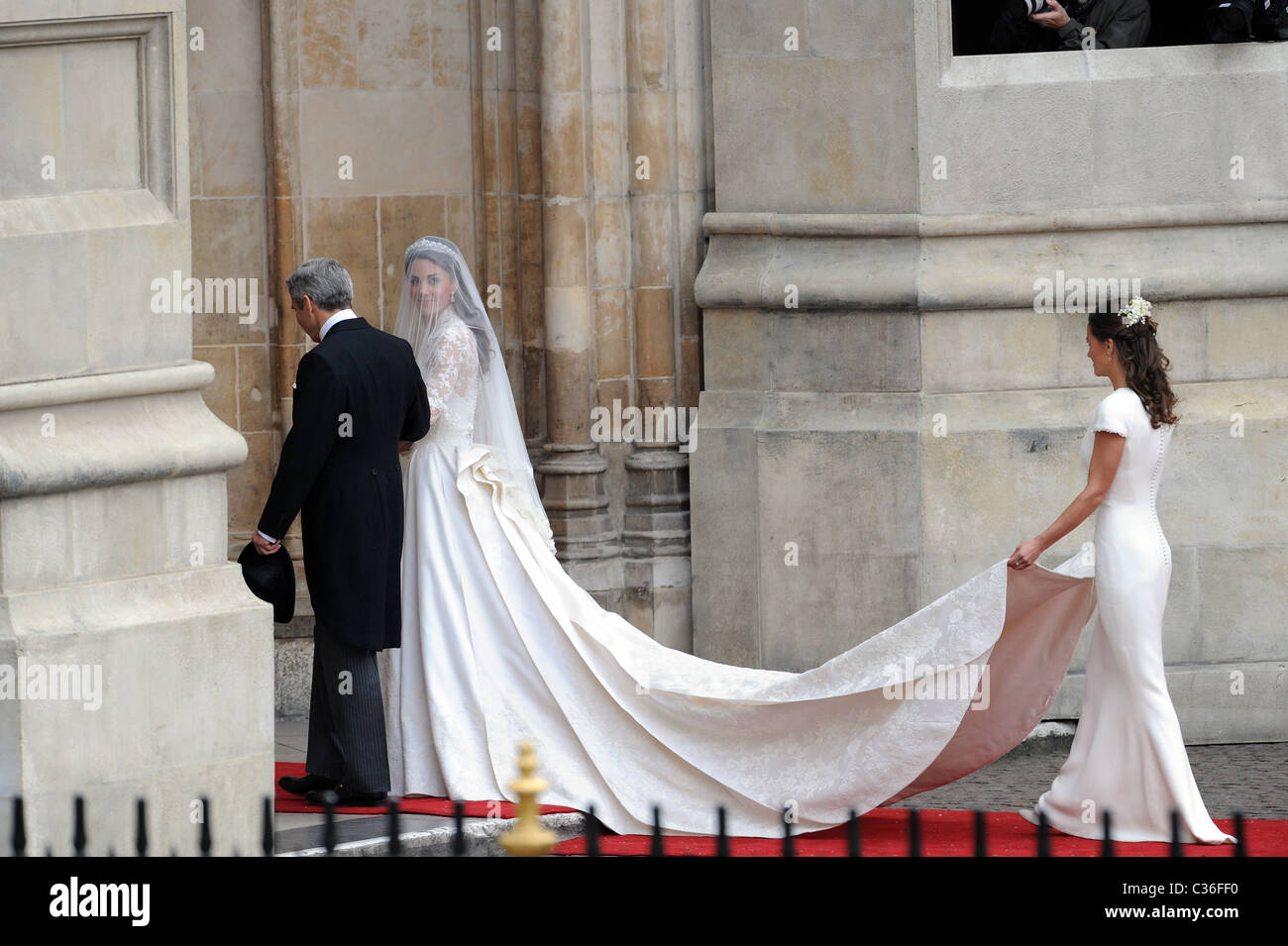 Die Hochzeit von Prinz William und Catherine Middleton. 29. April 2011. Kate Middleton kommt in der Abtei mit ihrem Vater Stockfoto