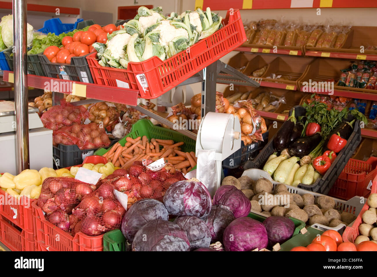 Frische, verschiedene bunte Gemüse in Supermärkten, bereit für Dichtung Stockfoto