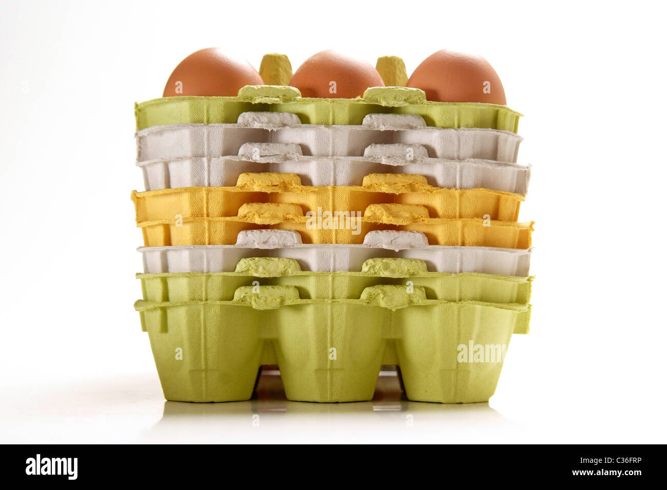Braunen Eiern in farbigen Schalen Stockfoto