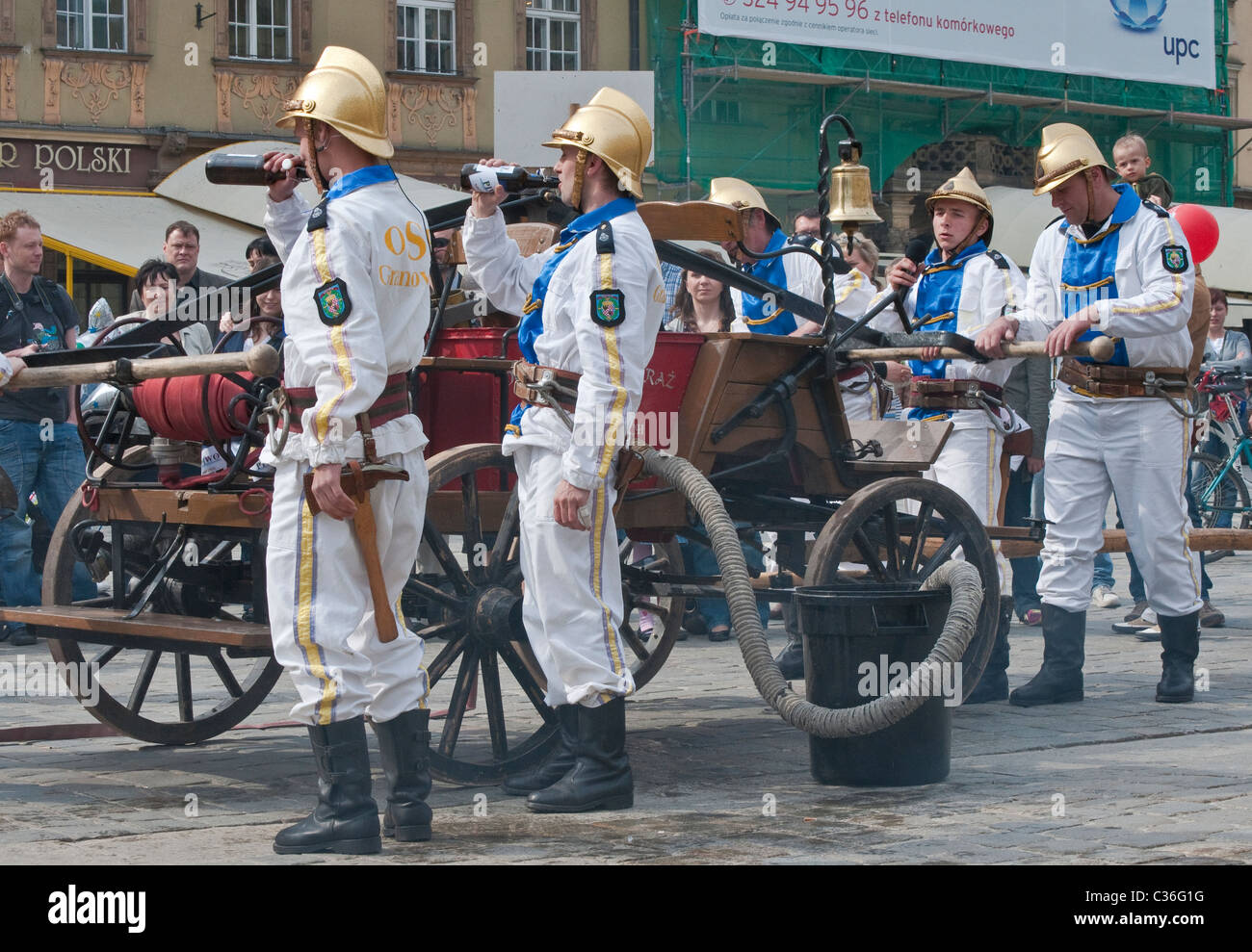 Freiwillige Feuerwehr Dorf in historischen Uniformen alte Feuerwehrauto auf Straße zeigen Feuerwehrleute am Rynek in Breslau, Polen Stockfoto