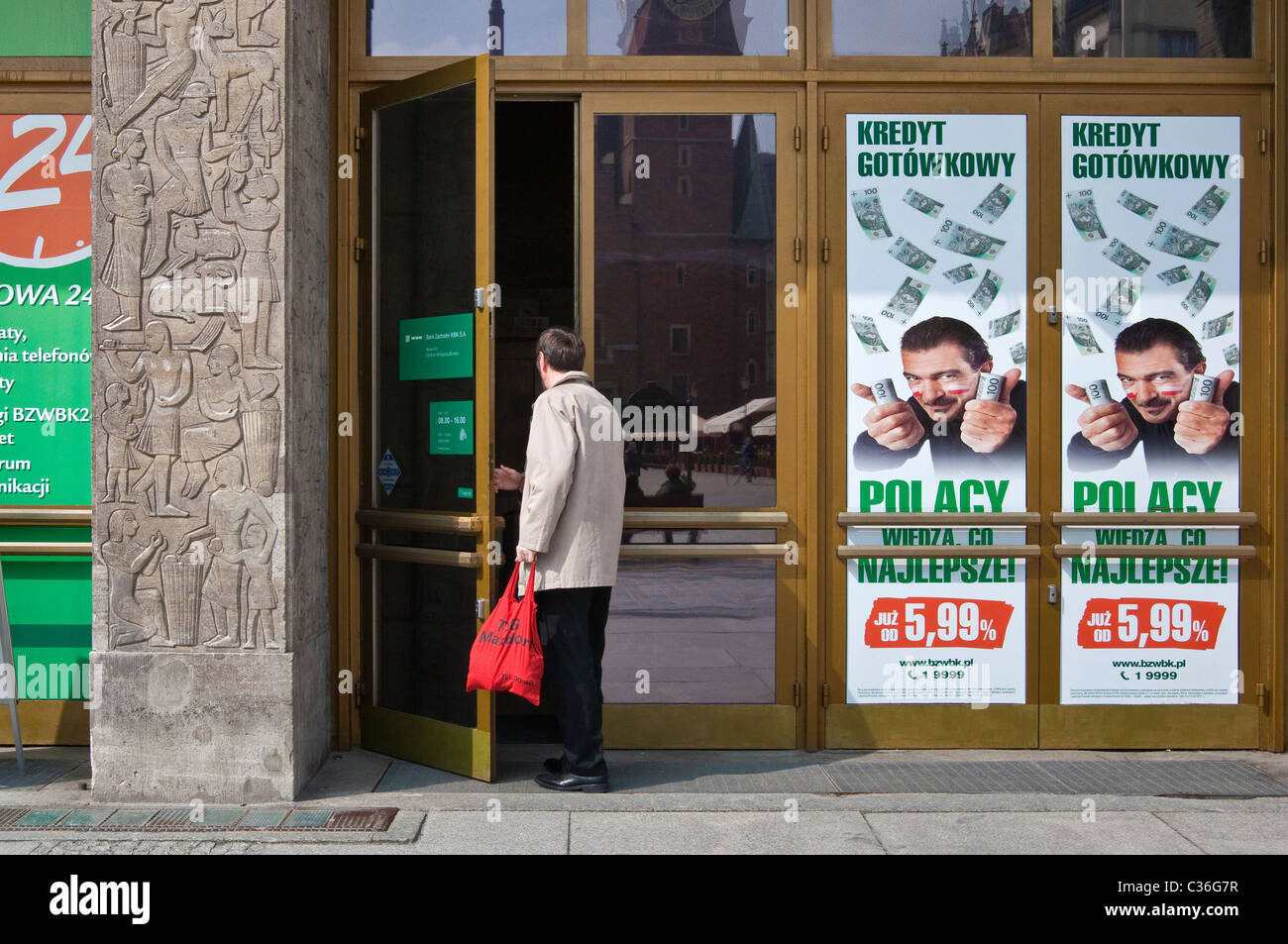 Kunden, die Eingabe von Bank, Poster mit Schauspieler Antonio Banderas umgeben von Banknoten Zloty, Bank Zachodni WBK in Breslau, Polen Stockfoto