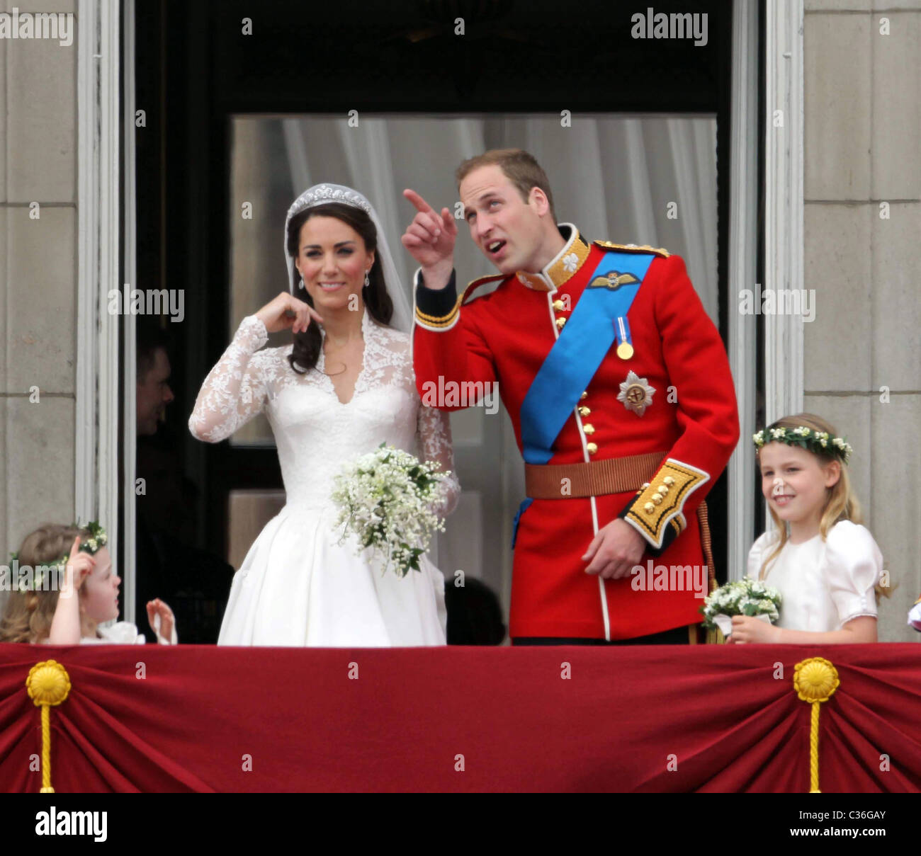Die Hochzeit von Prinz William und Catherine Middleton. 29. April 2011. Der Herzog und die Herzogin von Cambridge auf die Fliege Vergangenheit ansehen Stockfoto
