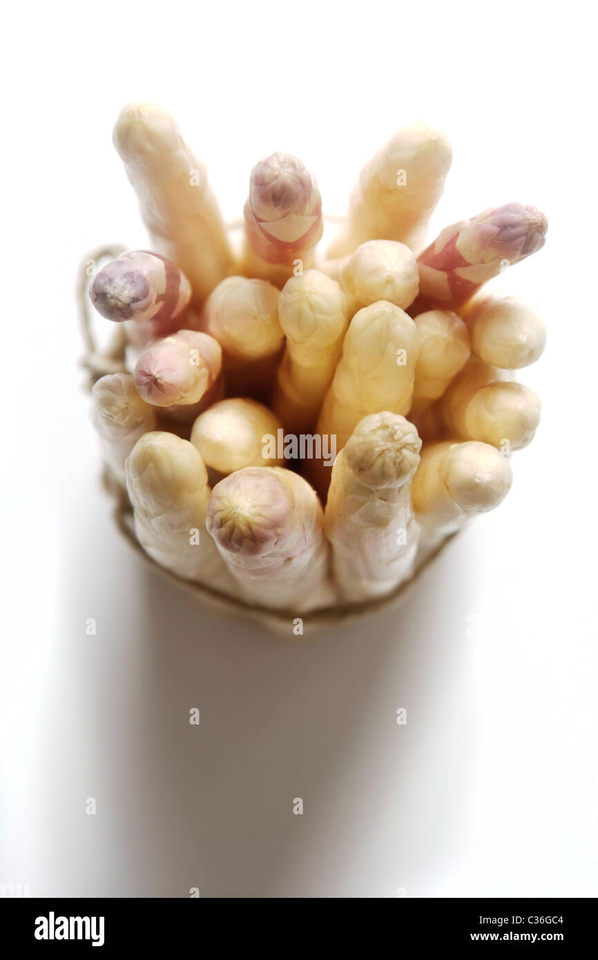 Haufen weißer Spargel, stehend Stockfoto