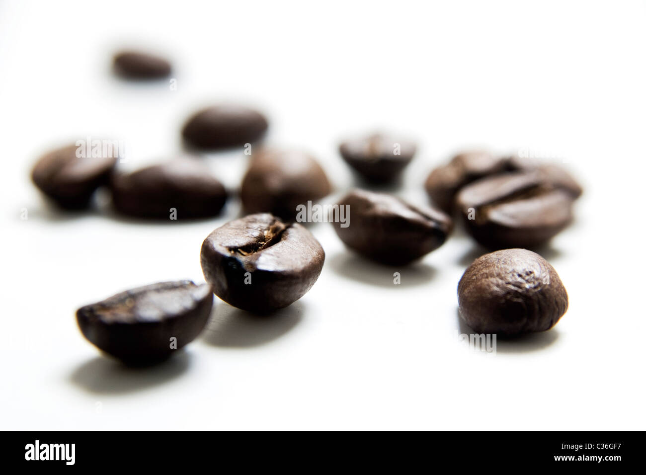 Kaffeebohnen auf weiß Stockfoto