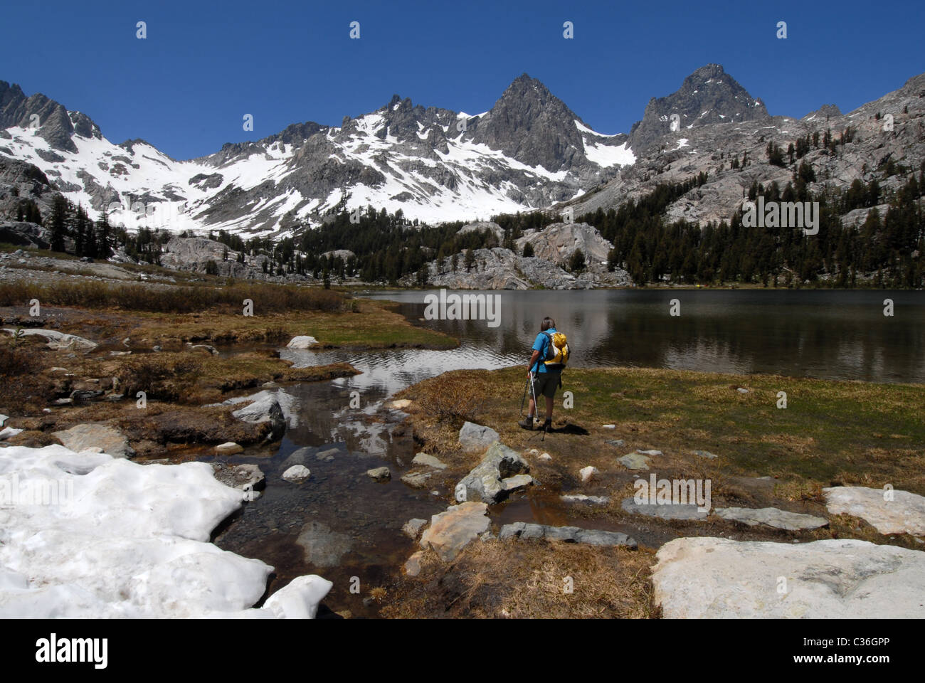 Wanderer auf See Ediza, Ansel Adams Wilderness, Sierra Nevada, Kalifornien Stockfoto