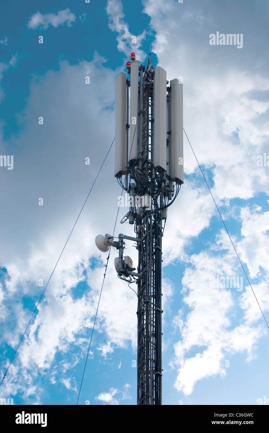 Mobilfunk-Antenne und blau Himmelshintergrund Stockfoto