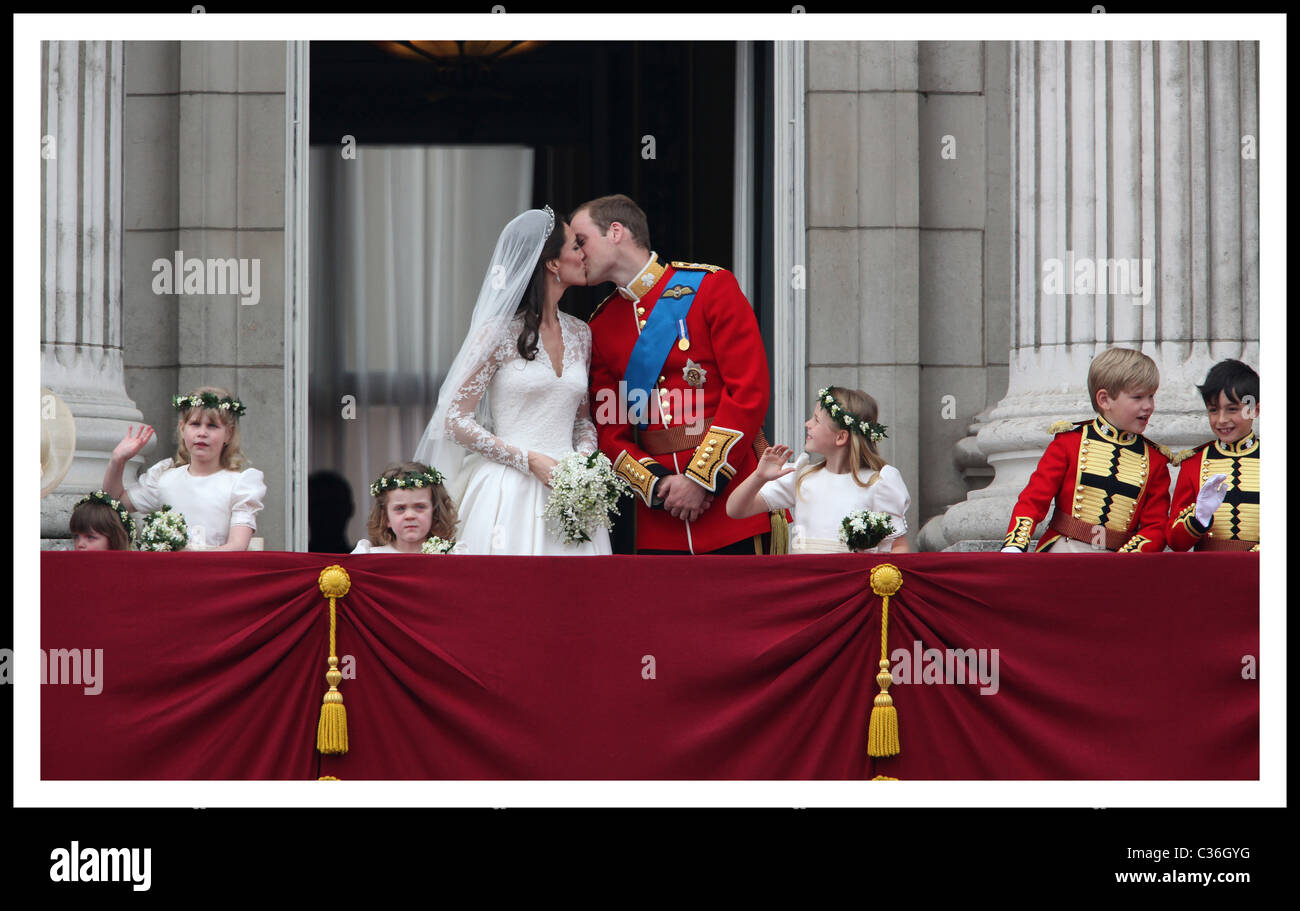 Die Hochzeit von Prinz William und Catherine Middleton. 29. April 2011.  Das frisch verheiratete Paar küssen sich auf dem Balkon Stockfoto