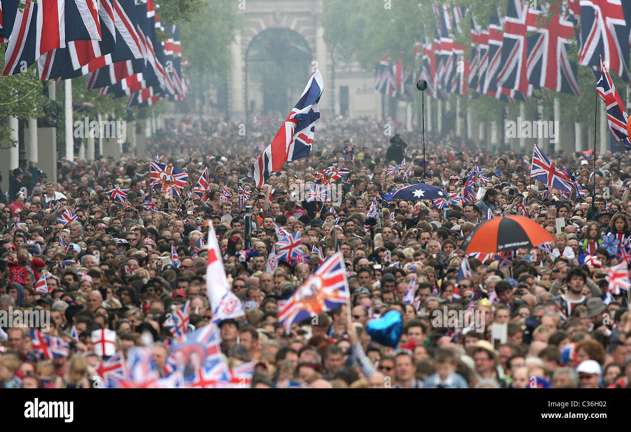 Massen von Menschen winken britische Flaggen, während sie darauf, für Großbritanniens Prinz William und seine Frau Catherine, Herzogin von Cambridge warten, Stockfoto